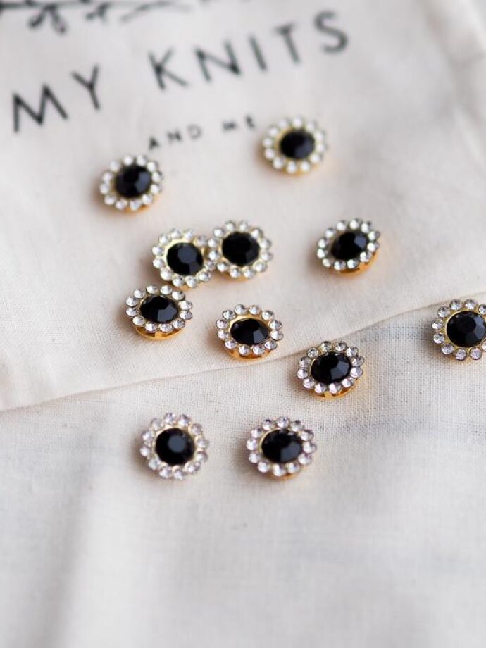 MY KNITS & ME Pynteknap, 'Bling' med sort sten