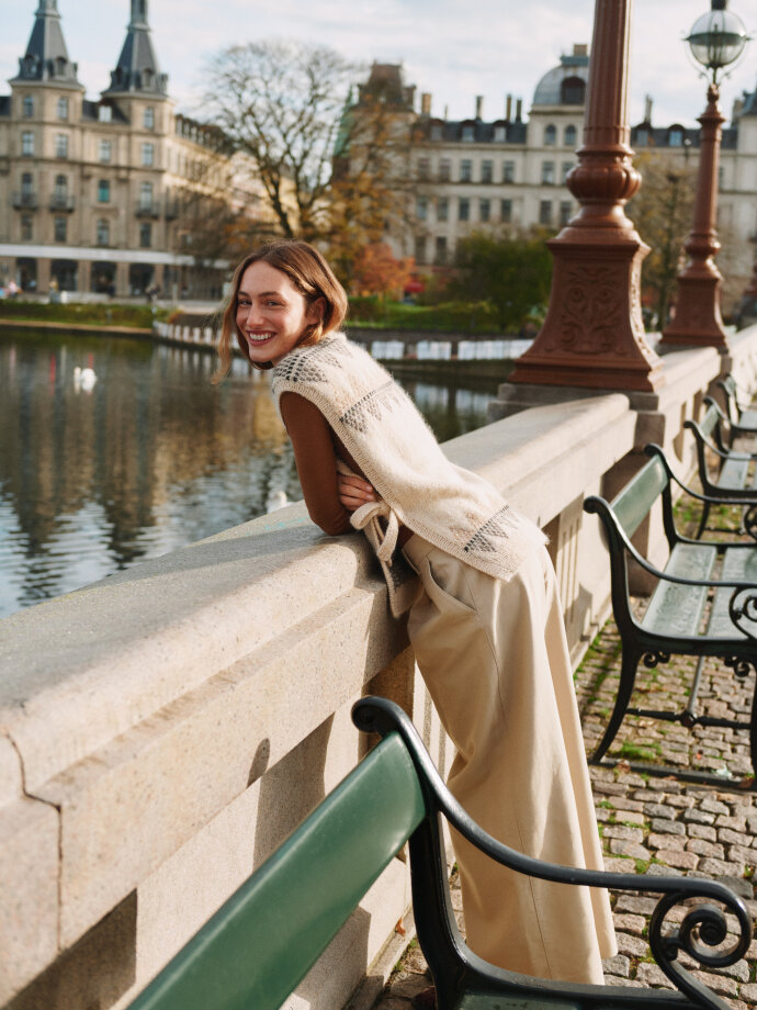 Isager Yarn - GARNKIT 'Beth Warmer & Vest' Isager Yarn - GARNKIT 'Beth Warmer & Vest'